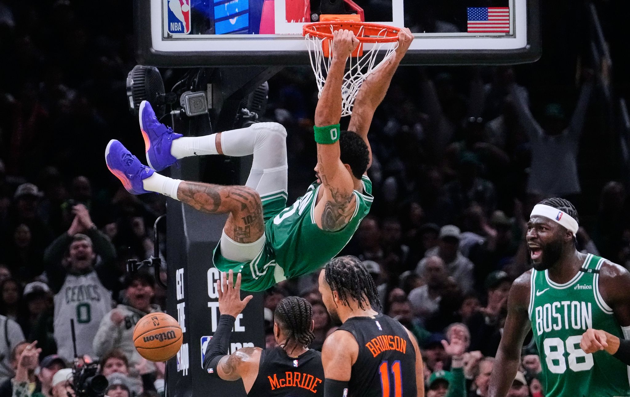 Jayson Tatum anota 36 puntos y brilla al final; Celtics vencen a Knicks por 107-103