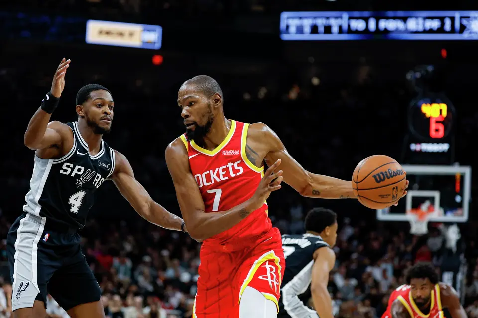 San Antonio Spurs guard De'aaron Fox (4) guards Houston Rockets forward Kevin Durant (7) during the first quarter at Moody Center in Austin, Friday, Oct. 23, 2026.