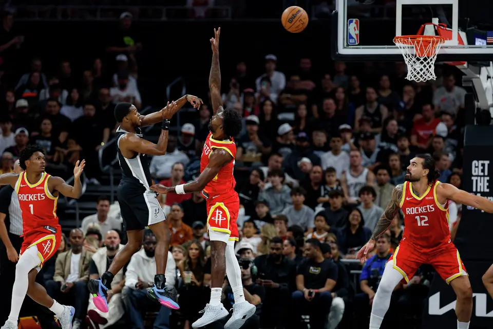 San Antonio Spurs guard De'aaron Fox (4) makes a pass over Houston Rockets forward Tari Eason (17) during the first quarter at Moody Center in Austin, Friday, Oct. 23, 2026.