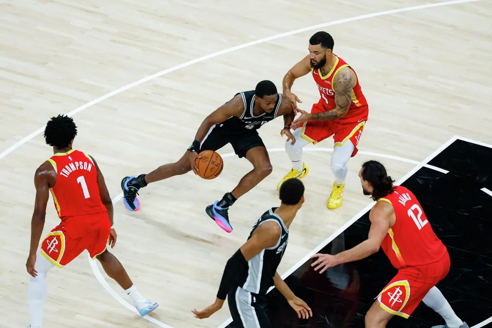 San Antonio Spurs guard De'aaron Fox (4) drives to the basket during the second quarter against the Houston Rockets at Moody Center in Austin, Friday, Oct. 23, 2026.