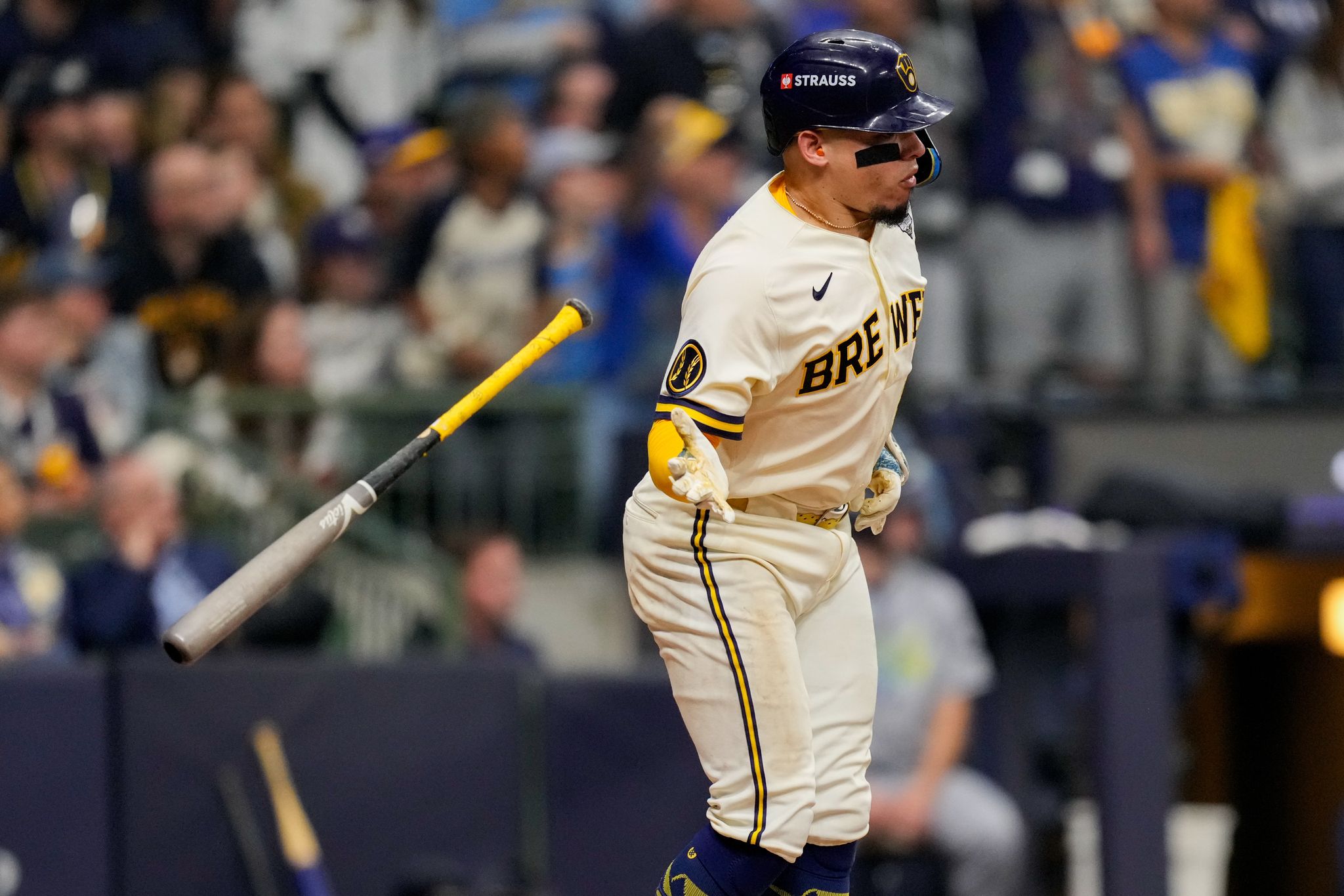 Brewers withstand Rays' comeback attempt to win Game 1 of World Series