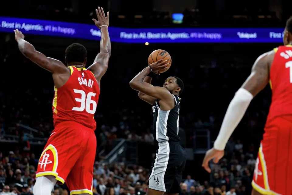 San Antonio Spurs guard De'aaron Fox (4) shoots over Houston Rockets guard Marcus Smart (36) during the fourth quarter at Moody Center in Austin, Friday, Oct. 23, 2026. The Spurs fell 114-110 to the Rockets.