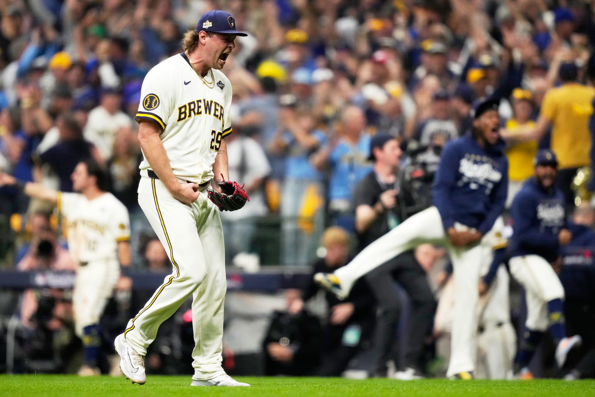 Brewers withstand Rays' comeback attempt to win Game 1 of World Series