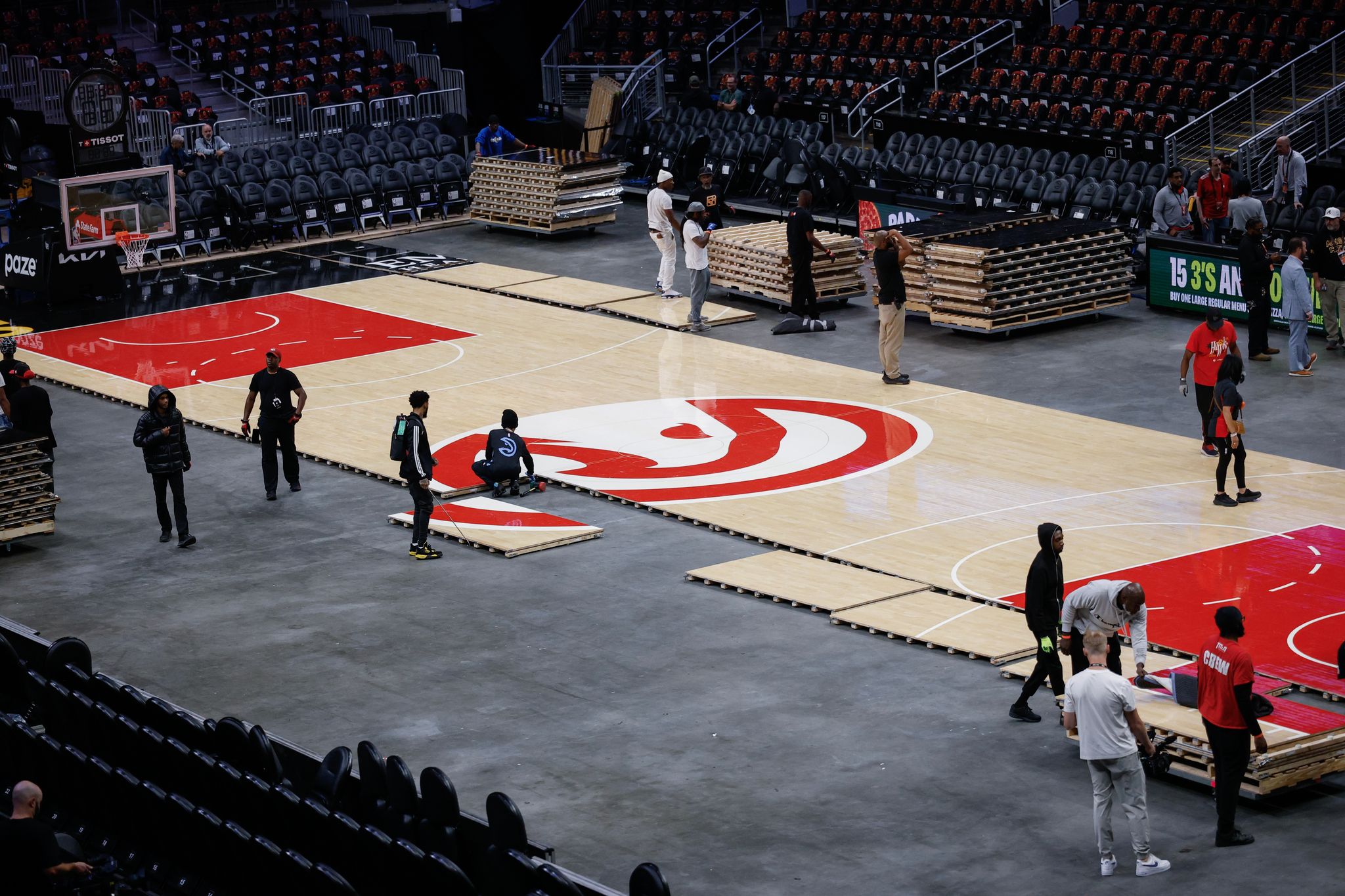 State Farm Arena workers change Dream's WNBA Finals court in time for Hawks to host night game