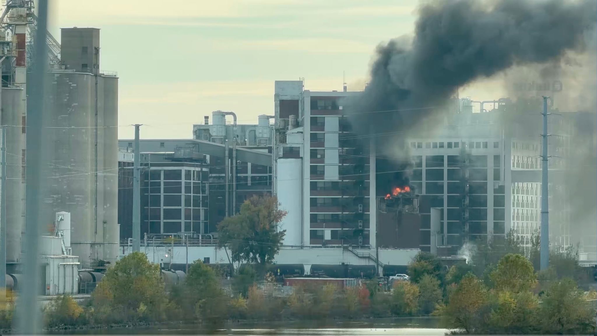Explosión e incendio en planta de Quaker Oats en Cedar Rapids, Iowa; no ...