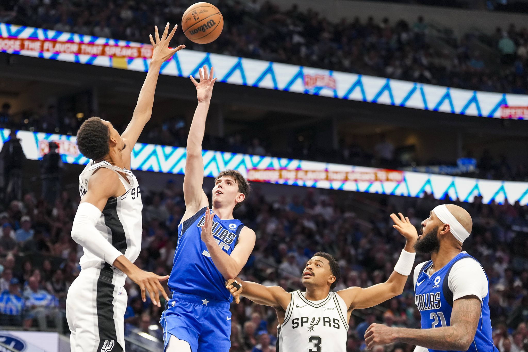Mavs rookie Sergio de Larrea offers eye-opening performance on a night without Flagg, Irving