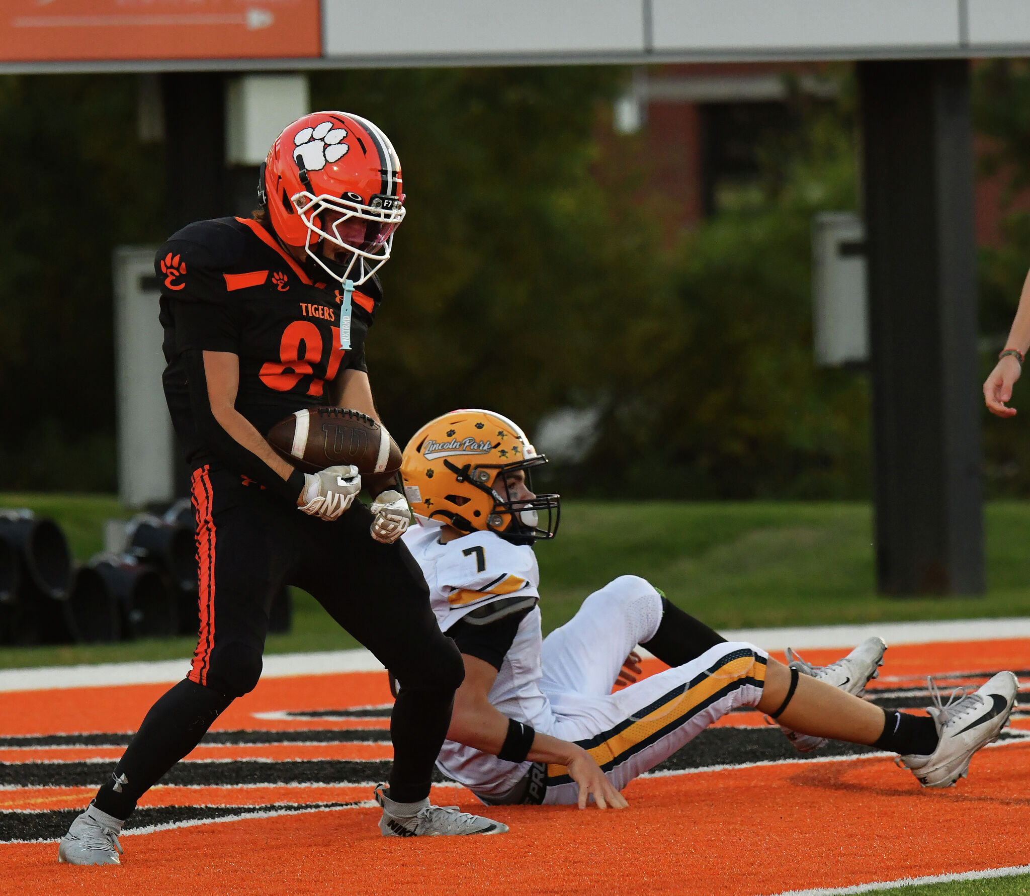 Edwardsville football rolls past Lincoln Park to advance in playoffs