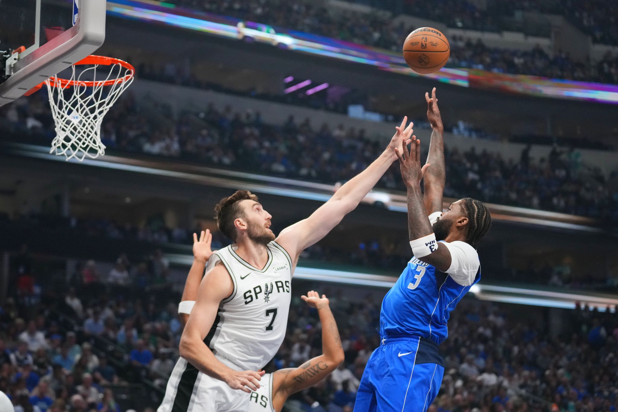 Coach, teammates defend Spurs' Kornet in face of sub-par numbers