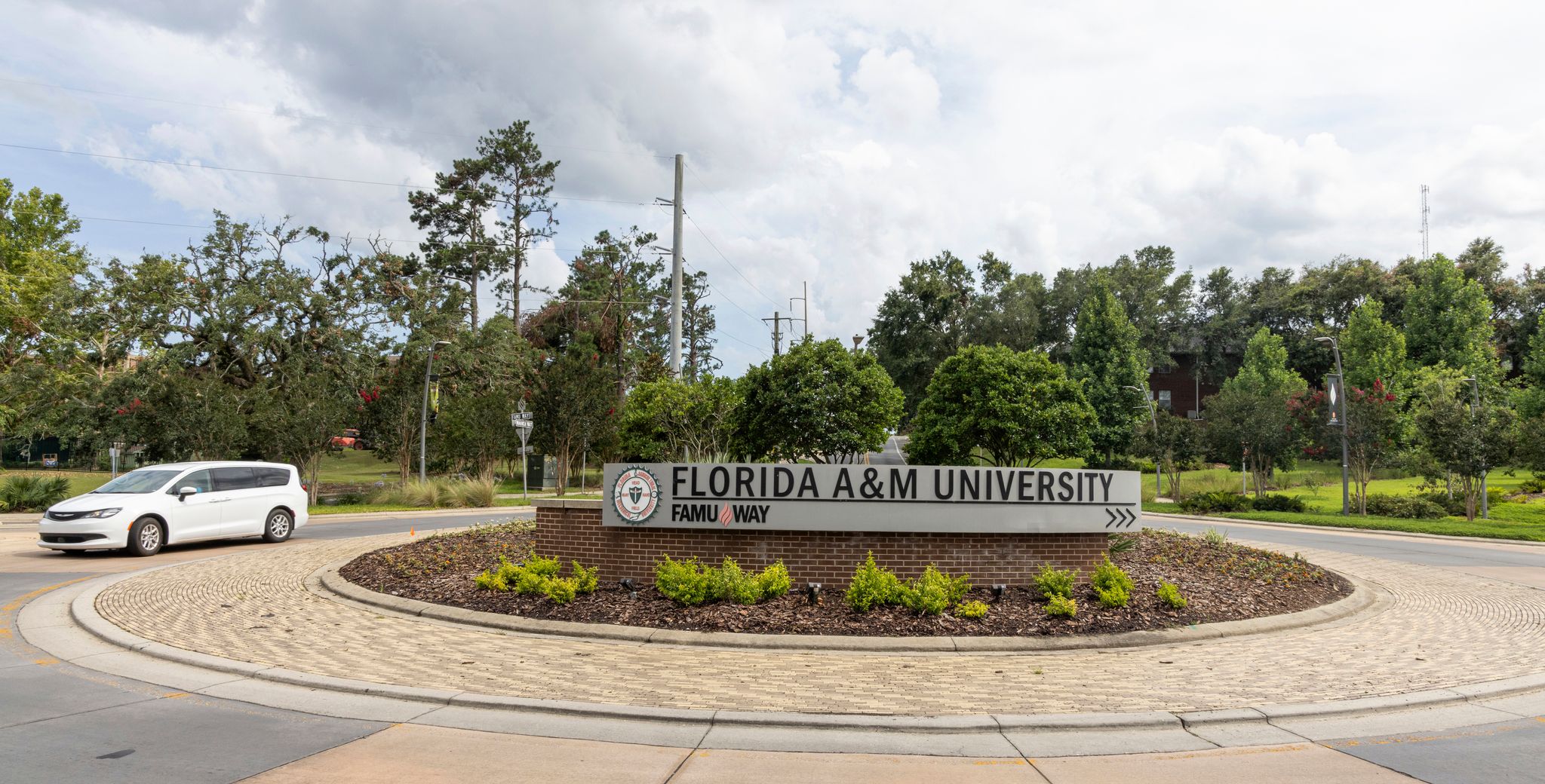 Menos 12 heridos en un tiroteo cerca de un estadio universitario de fútbol americano en Florida