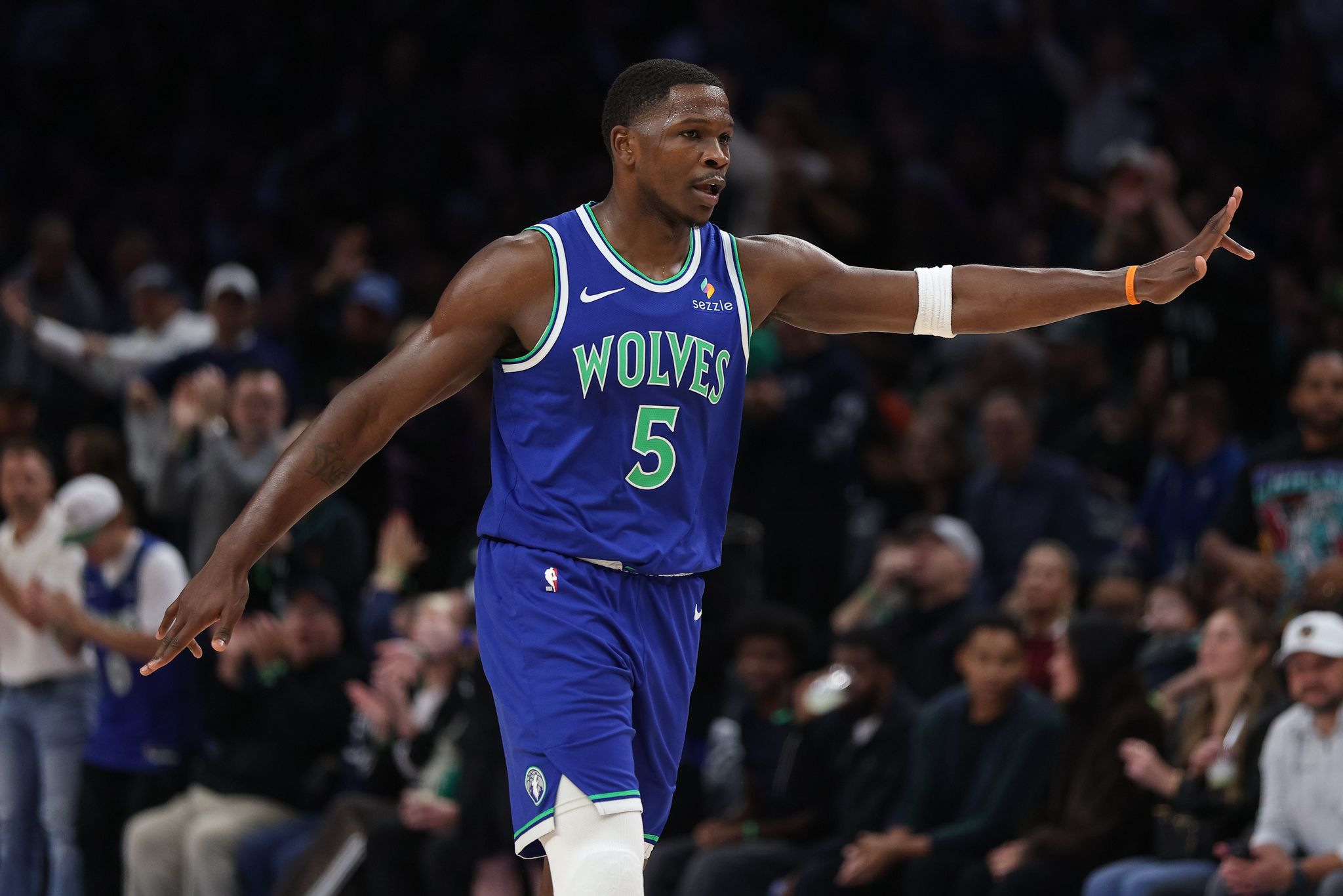 Anthony Edwards necesita procedimiento en rodilla y se perderá semanas con Wolves, dice fuente de AP