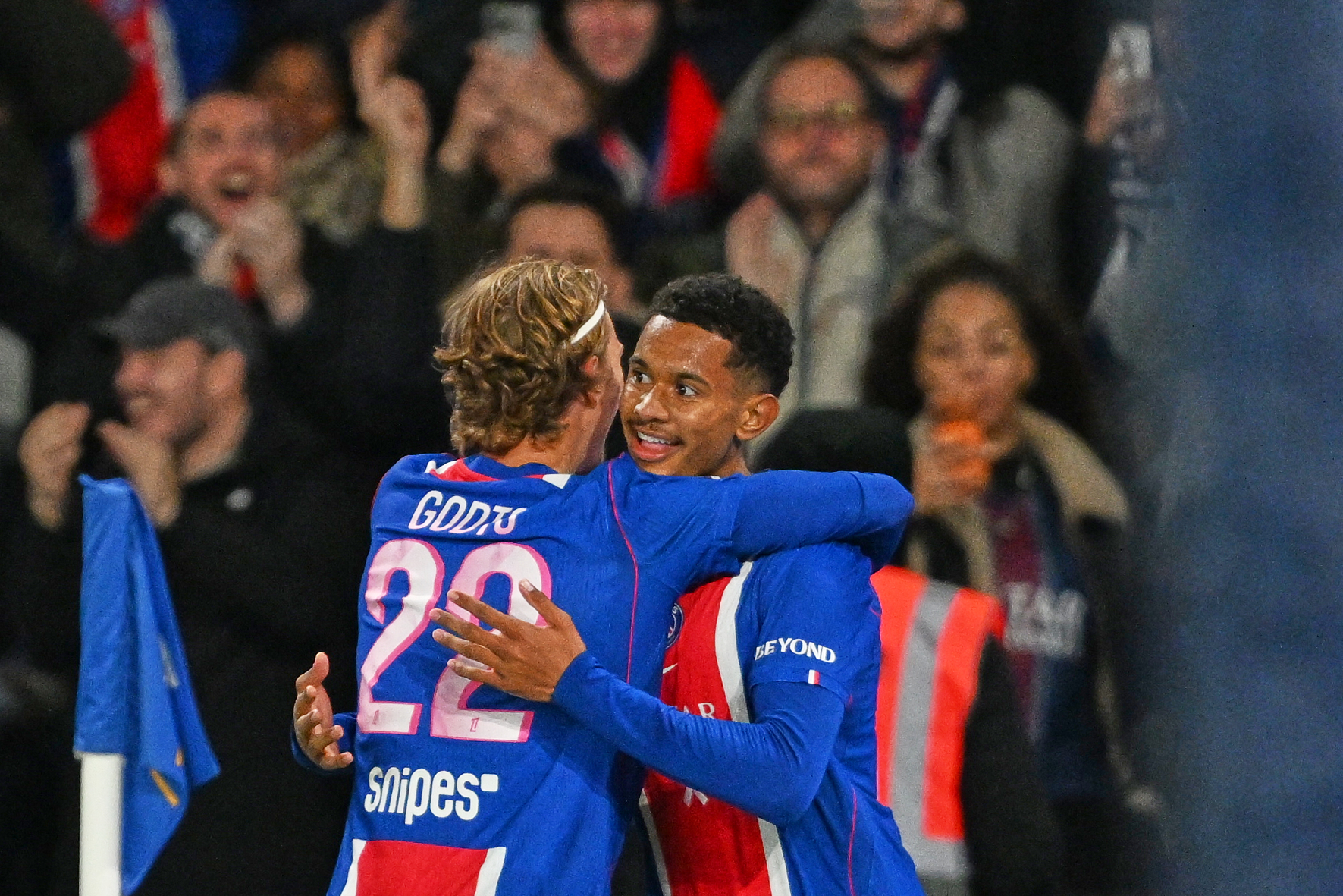 PSG regresa a la cima de la Ligue 1 tras vencer al Lyon