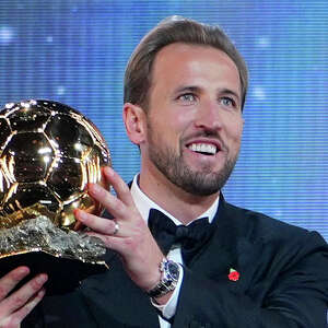 Ballon d'Or winner Harry Kane gets guard of honor from Bayern teammates before German Cup game