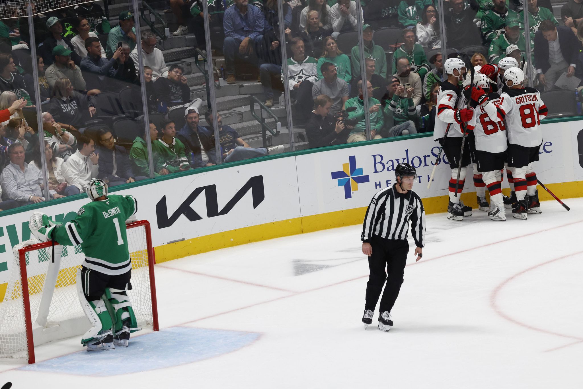 Stars' five-game win streak snapped after flat performance vs. Connor Hellebuyck, Devils
