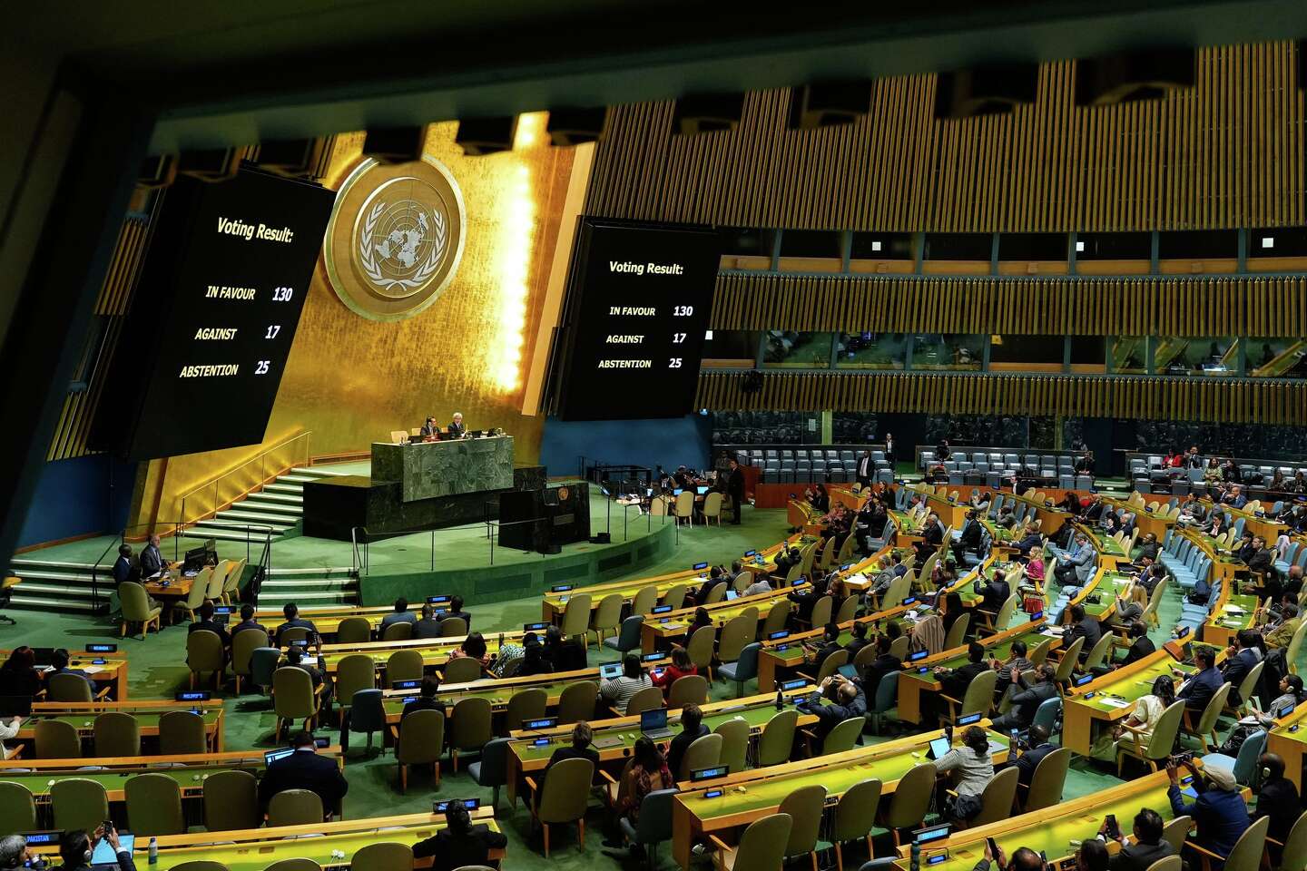 Tablero de la Asamblea General de la ONU con el resultado 130 a favor, 17 en contra y 25 abstenciones, el 28 de octubre de 2026