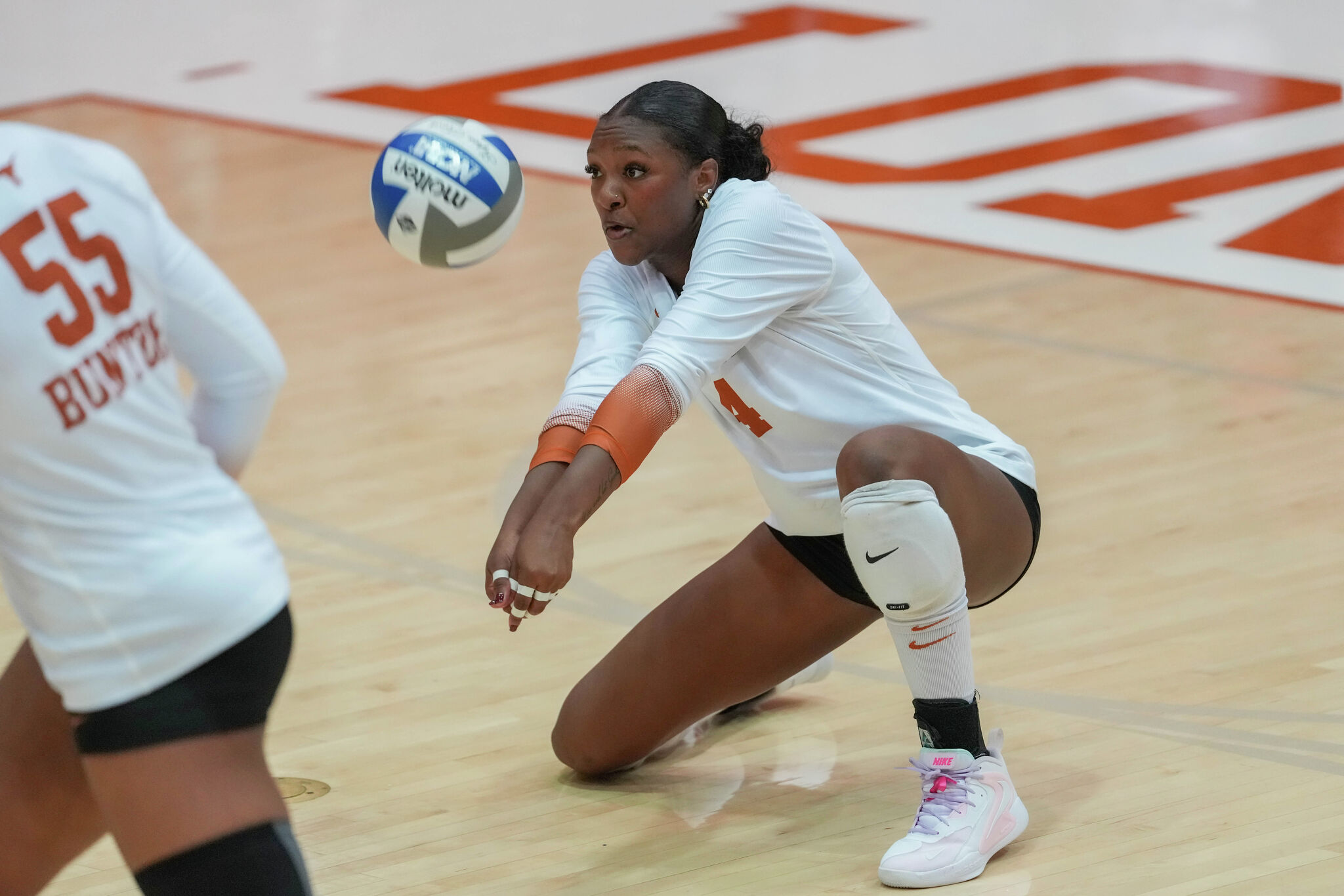 Texas volleyball swept Georgia 3-0 to tie for third in the SEC
