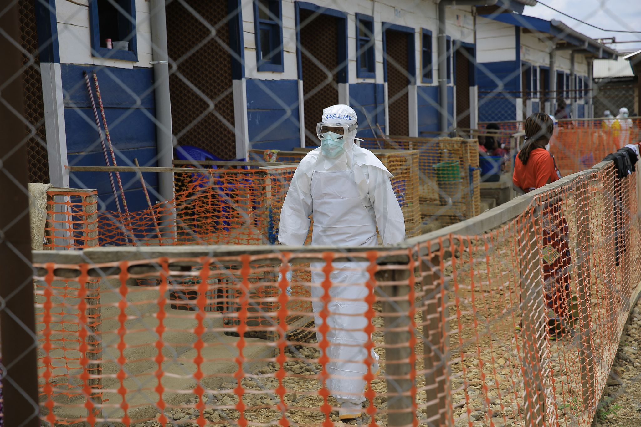 Experts warn of wider spread as Ebola outbreak reaches plateau