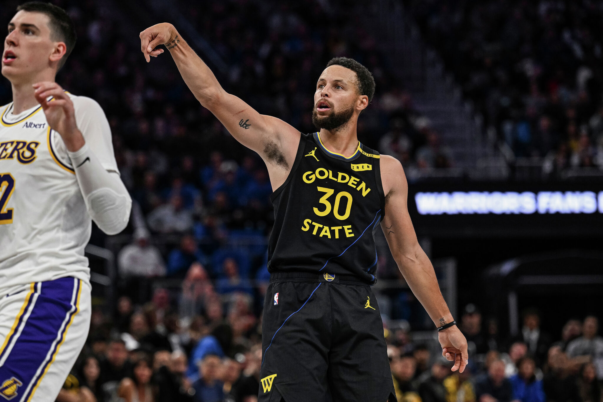 Warriors Defeat Lakers After Erasing 25-Point Deficit
