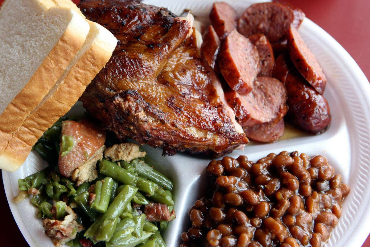 The two-meat platter with chicken and sausage includes sides of green beans and baked beans at the Frontline Smokehouse. HELEN L. MONTOYA/hmontoya@express-news.net