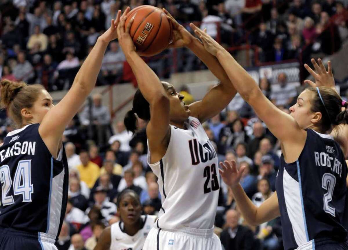 UConn Women Back On Track Rout Villanova