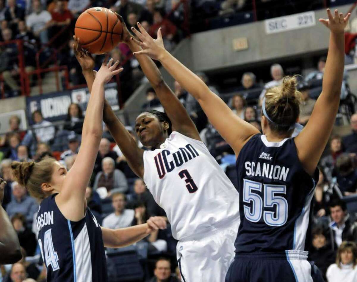 UConn Women Back On Track Rout Villanova