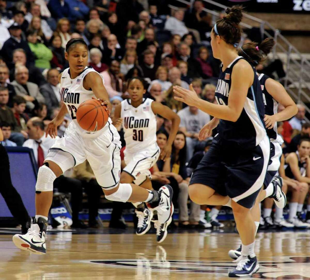 UConn Women Back On Track Rout Villanova