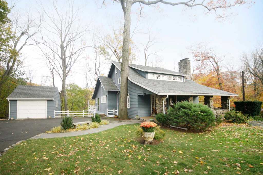 Real estate A Craftsman cottage, part of Cedar Gate in Darien