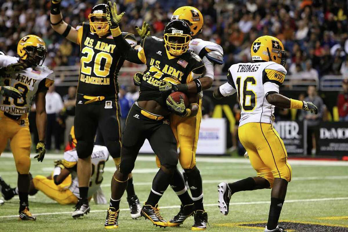 East team running back James Wilder (center) runs in the eventual winning touchdown against the West team at the 2011 U.S. Army All-American Bowl at the Alamodome on Saturday, Jan. 8, 2011. The best players from high school showcase their talents at the game packed with fans, family and soldiers. Kin Man Hui/kmhui@express-news.net