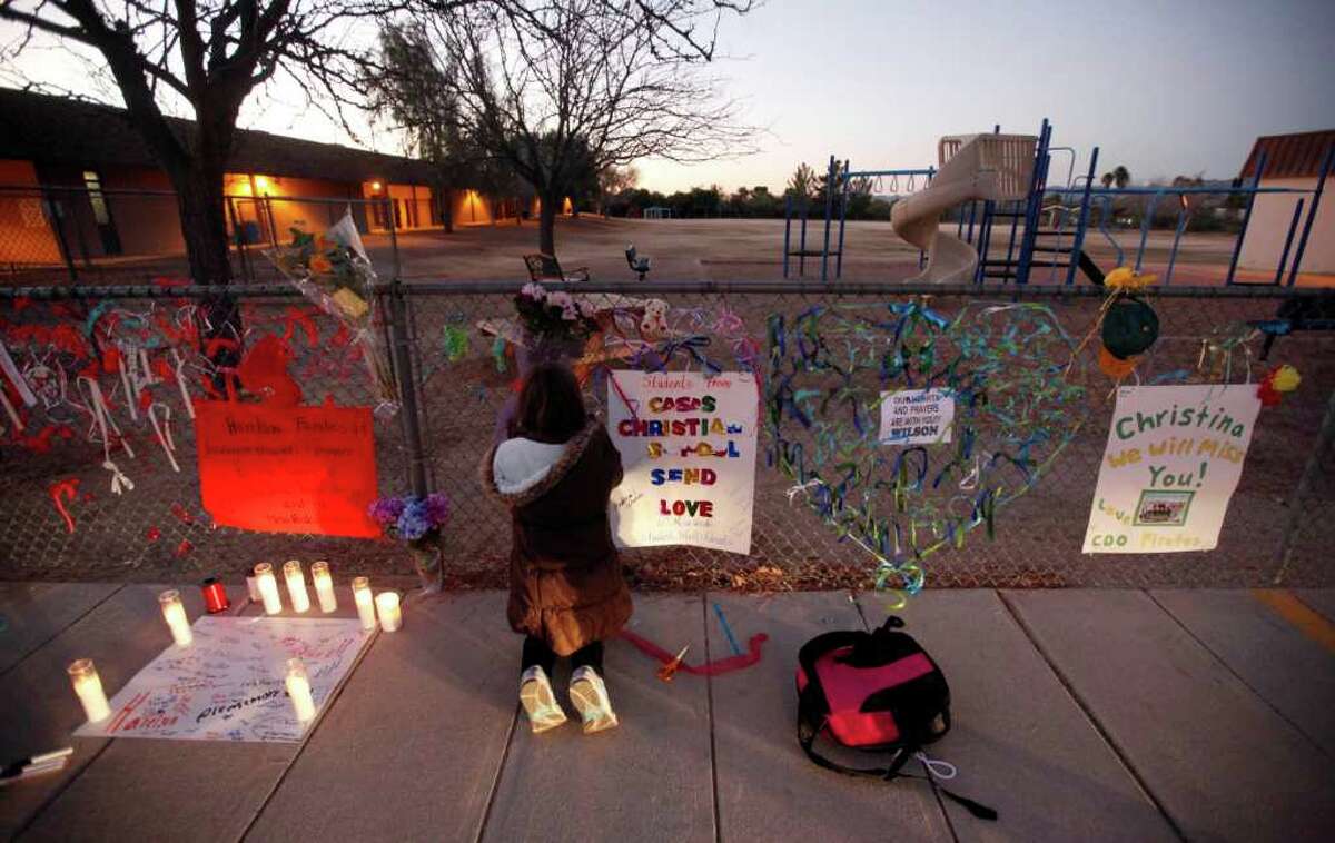 День памяти 11 сентября сша. В америке расстреляли в кинотеатре. Флаг сша спущенный. 1993 aurora, colorado shooting. Сша скорбит.