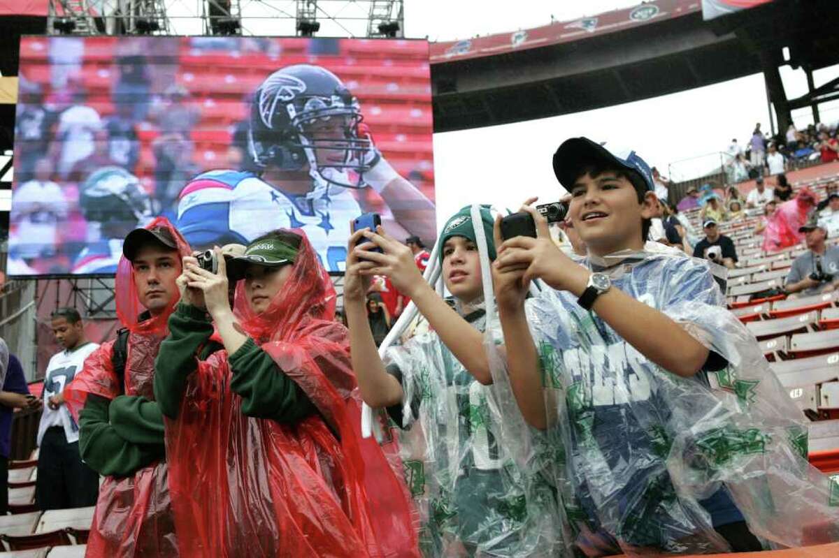 Jan. 30, 2011 - Honolulu, Hawaii, U.S - New Orleans Saints QB Drew Brees  (9) before the start of the Pro Bowl. The NFC defeated the AFC 55-41 in the  2011 NFL