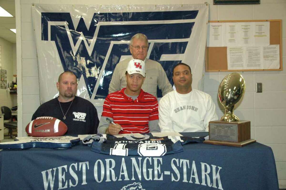 WO-S receiver Mark Roberts signed to play at the Univertiy of Houston on Wednesday.