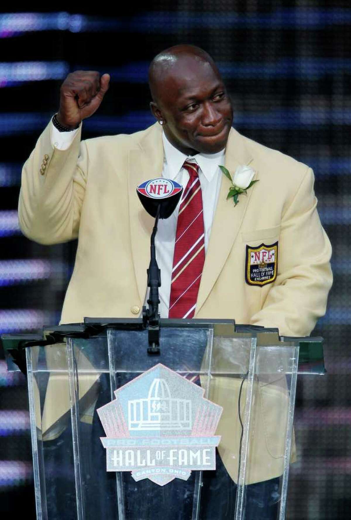 Former Minnesota Vikings great John Randle pumps his fist during his enshrinement in the Pro Football Hall of Fame in Canton, Ohio, on Saturday, Aug. 7, 2010.
