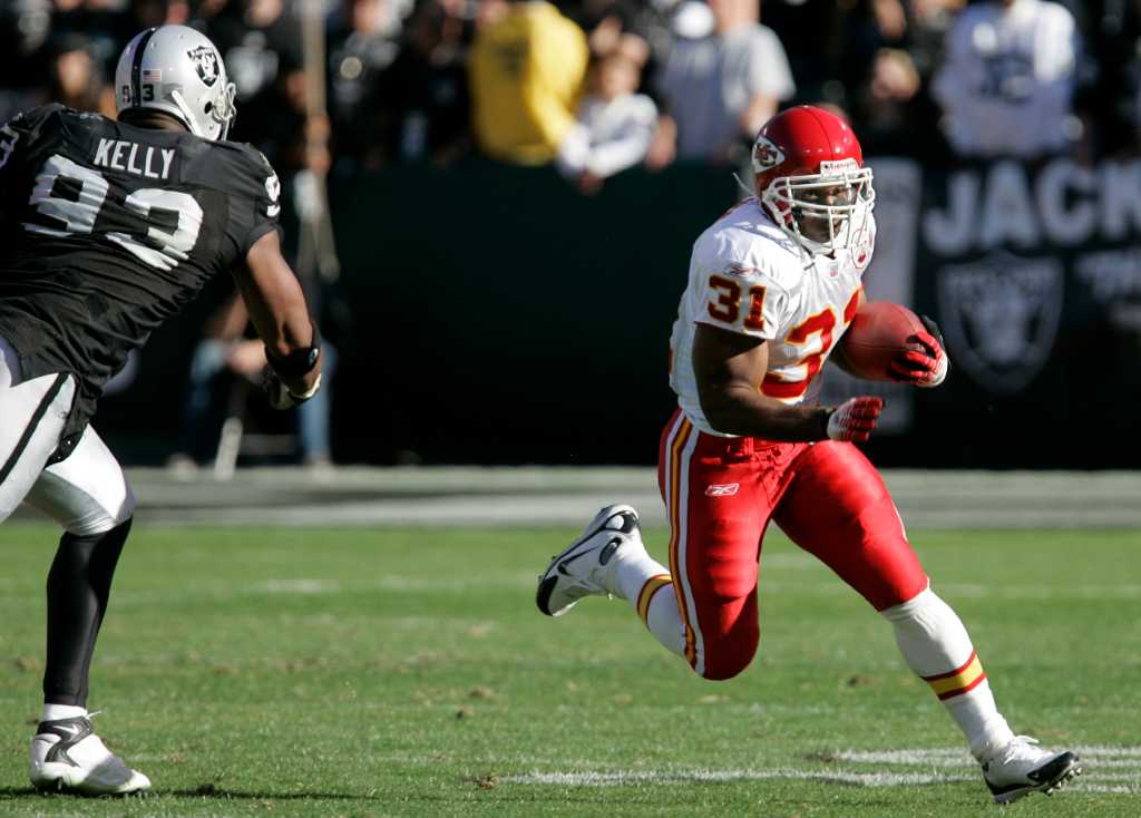 Video: Former Longhorns and NFL RB Priest Holmes graduates from UT 18 years  later