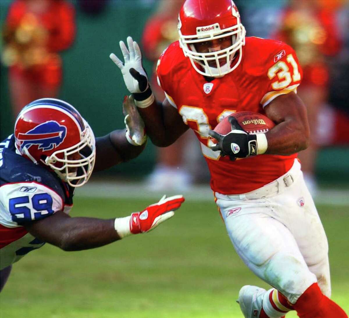 Kansas City Chiefs running back Priest Holmes (31) gets past Buffalo Bills  linebacker Landon Fletcher (59)