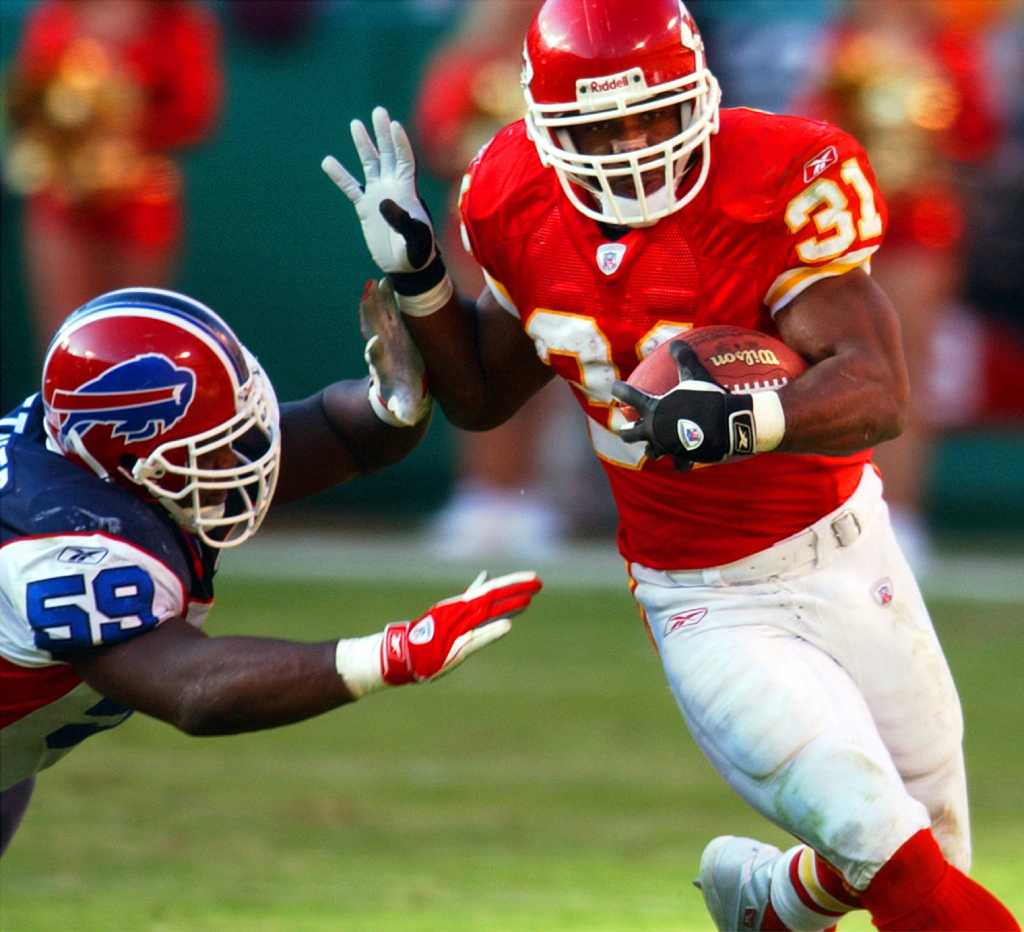 Video: Former Longhorns and NFL RB Priest Holmes graduates from UT 18 years  later