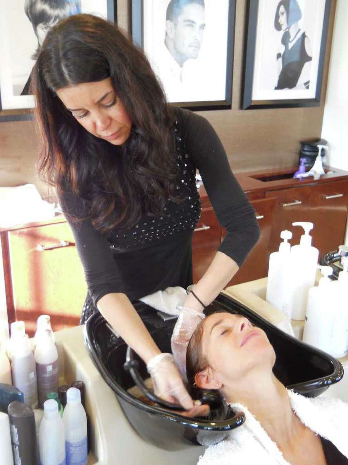 Assistant stylist Andreia Ferreira gives Carol a hair wash Ñ and a relaxing scalp massage.