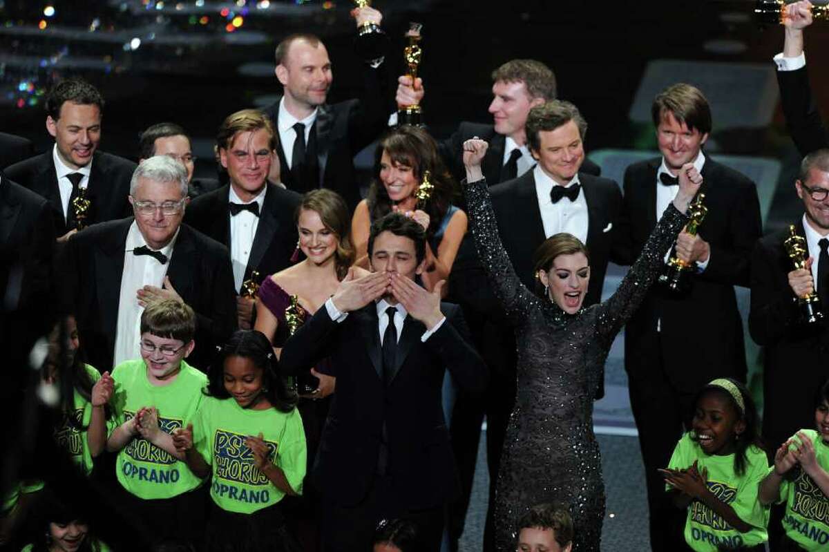 HOLLYWOOD, CA - FEBRUARY 27: Hosts James Franco and Anne Hathaway wave goodbye as many of the award winners stand behind them at the conclusion of the 83rd Annual Academy Awards held at the Kodak Theatre on February 27, 2011 in Hollywood, California. (Photo by Kevin Winter/Getty Images) *** Local Caption *** James Franco;Anne Hathaway