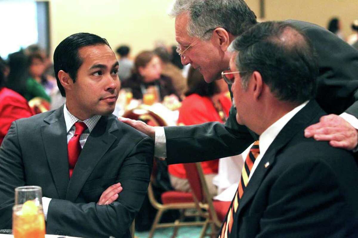 Peter Negroni (center), College Board senior vice president, talks with Mayor Julián Castro and UTSA President Ricardo Romo (right) at the Prepárate conference, held at the Hyatt Regency. The College Board says Latinos’ education levels lag that of the overall population.