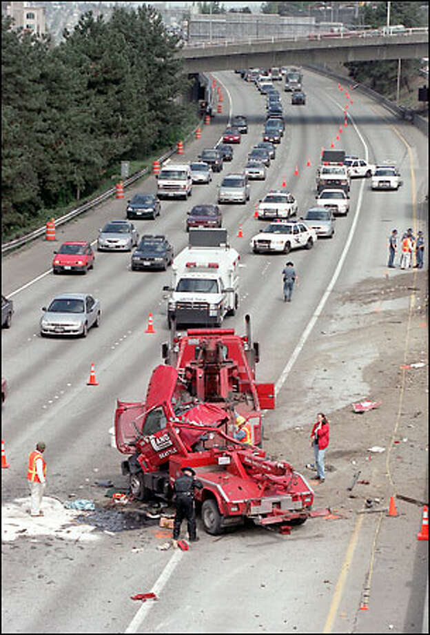 Tow truck flips on I-5, killing passenger; driver arrested - seattlepi.com