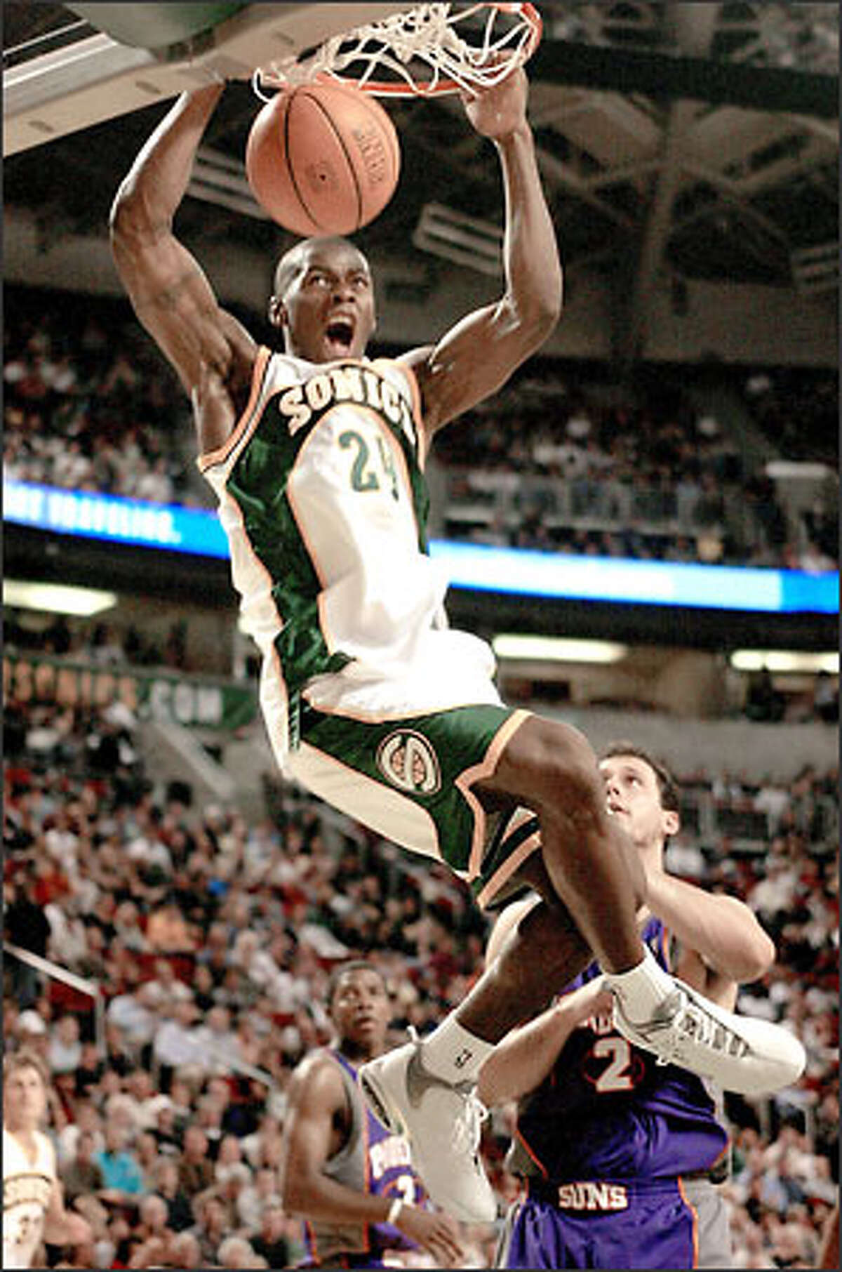 Barry, Payton help Sonics slip past Suns in tight game