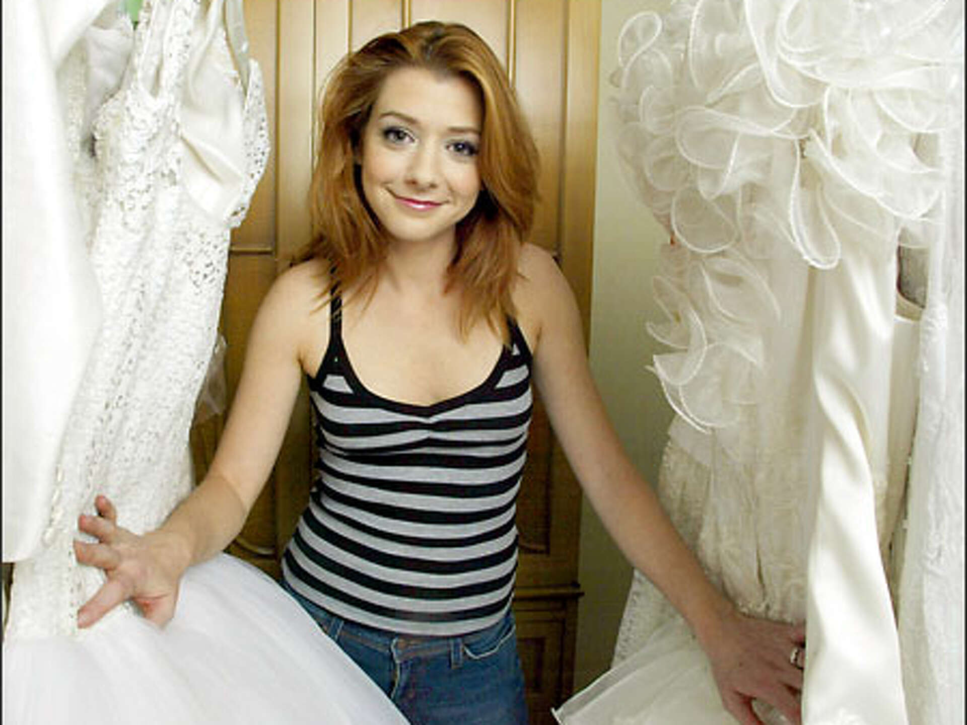 Wallflower Alyson Hannigan blooms, image size:1920x1440