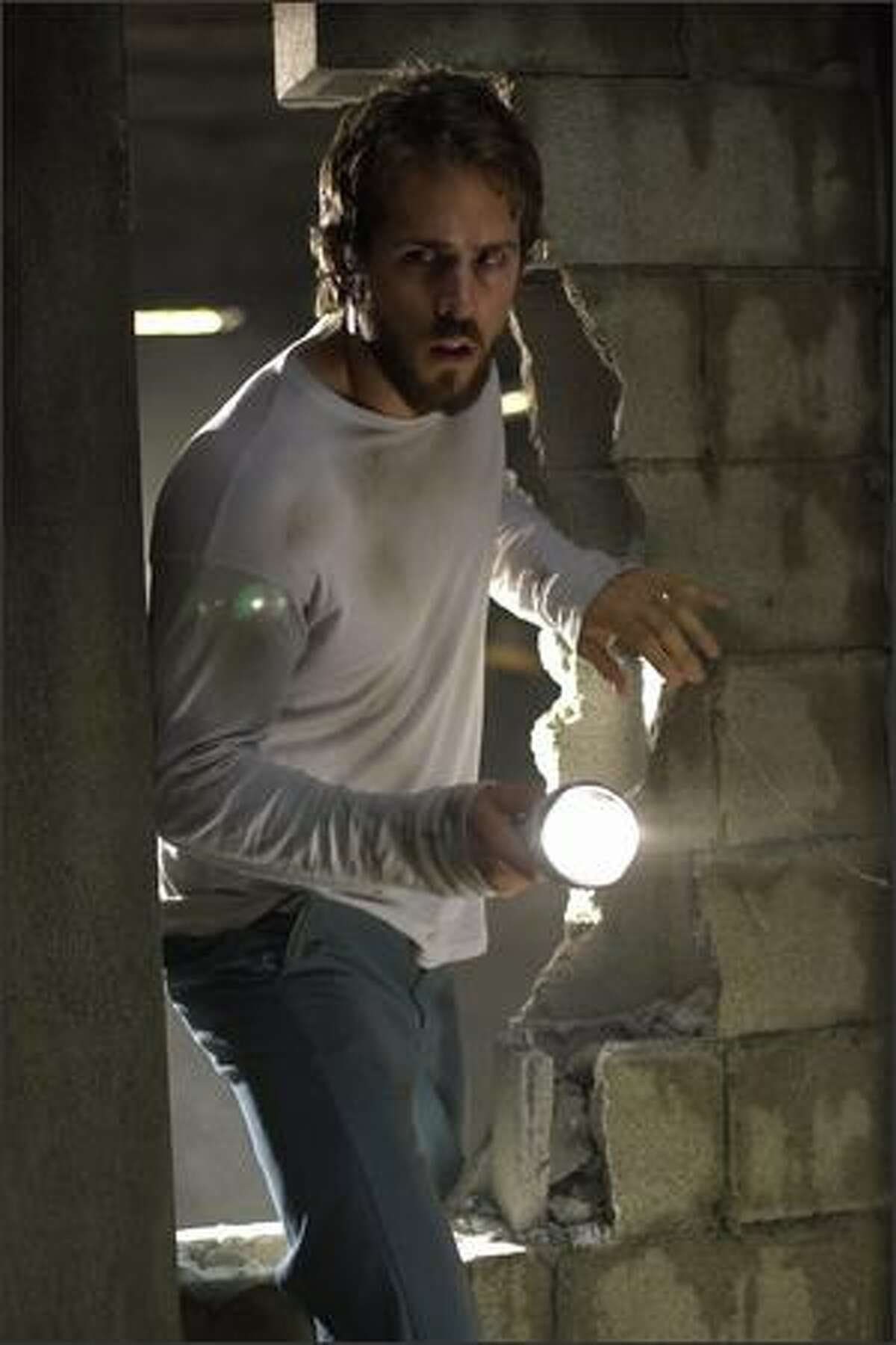 George Lutz (Ryan Reynolds) discovers a secret room in the basement.