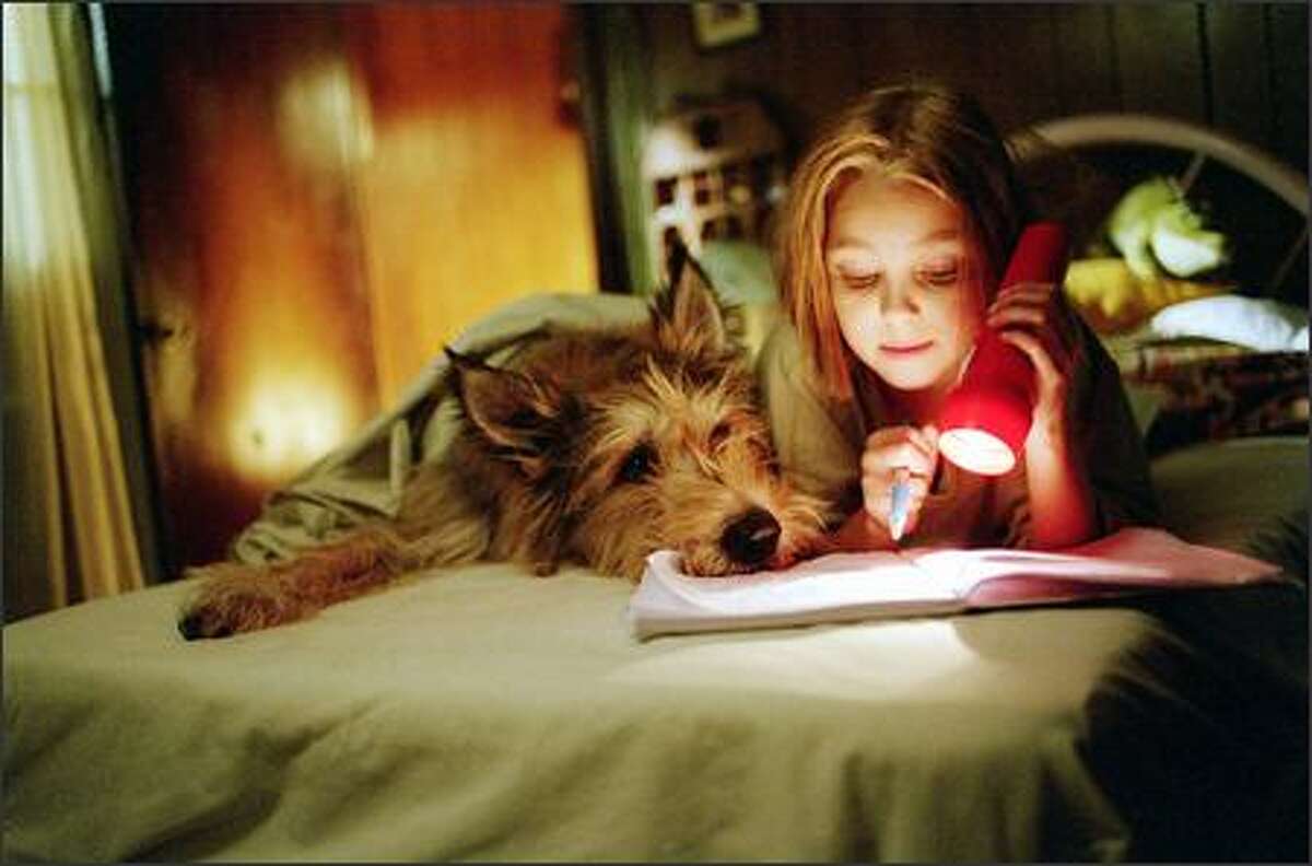 Opal (AnnaSophia Robb) forms a fast friendship with a stray dog she has rescued and named Winn-Dixie.