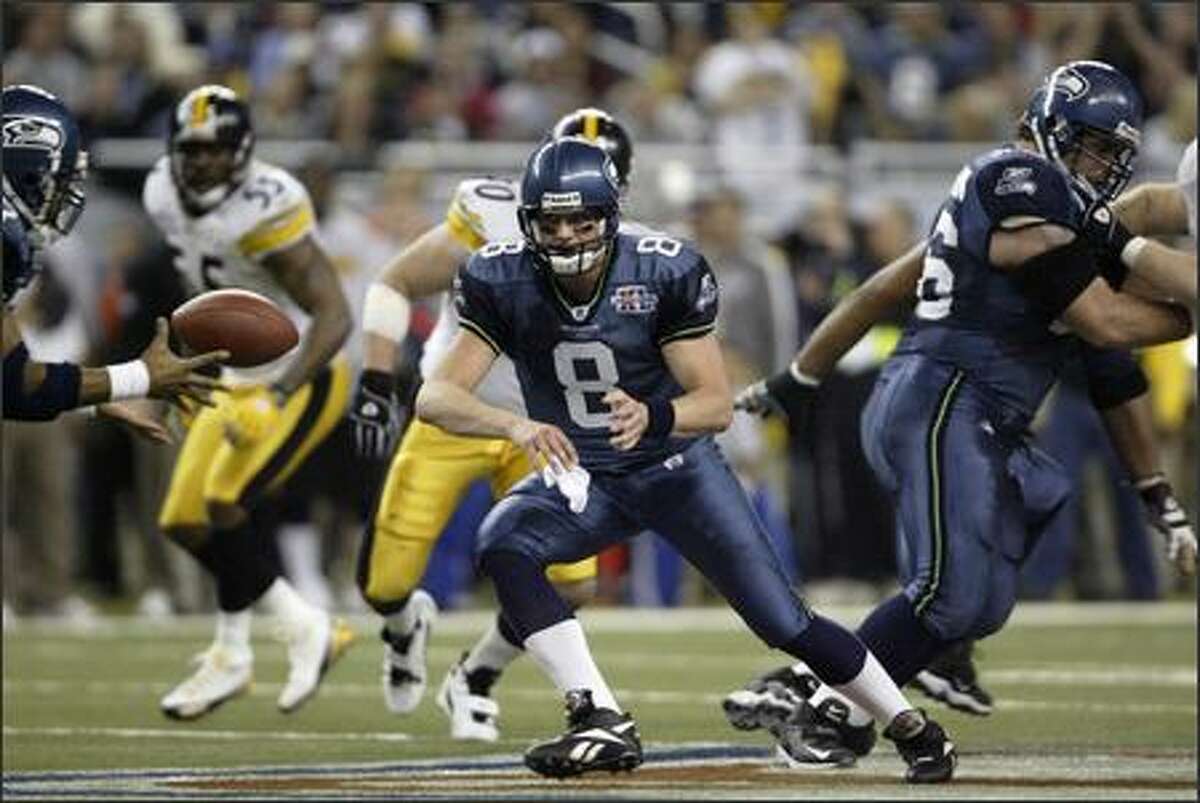 Matt Hasselbeck pitches to Shaun Alexander in the fourth quarter.