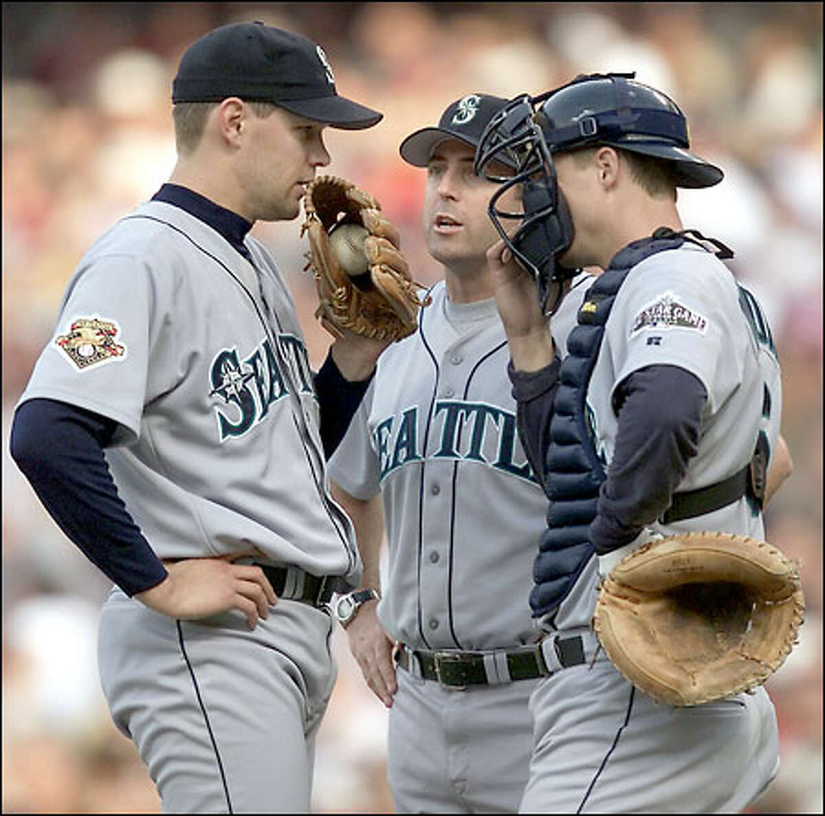 Pitching coach Bryan Price (center) talks to Aaron Sele (left) and Dan Wilson in the second inning after an Indians score.