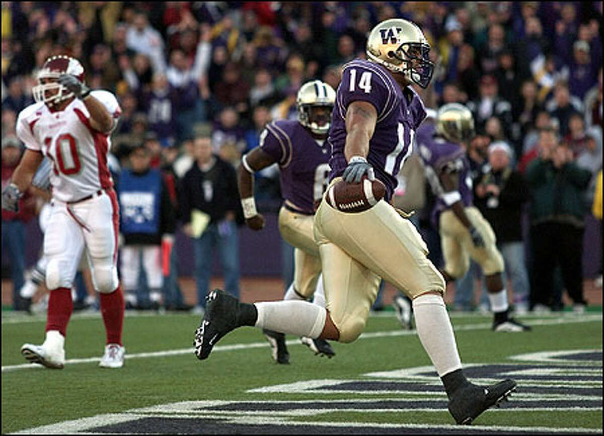 Washington's Jerramy Stevens steps into the endzone after a 7 yards over the middle TD pass for the final touchdown of the game in Washinton's 26-14 win over WSU.