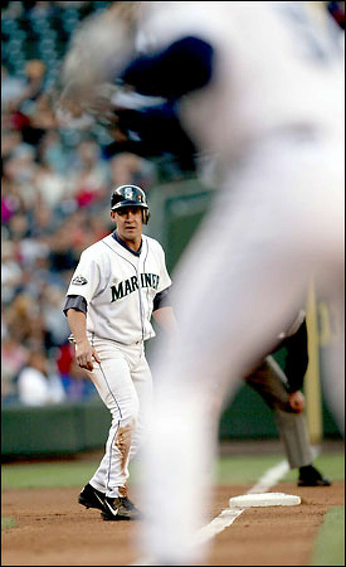 Bret Boone starts home on a hit by John Olerud in the first inning of play against the Kansas City Royals.