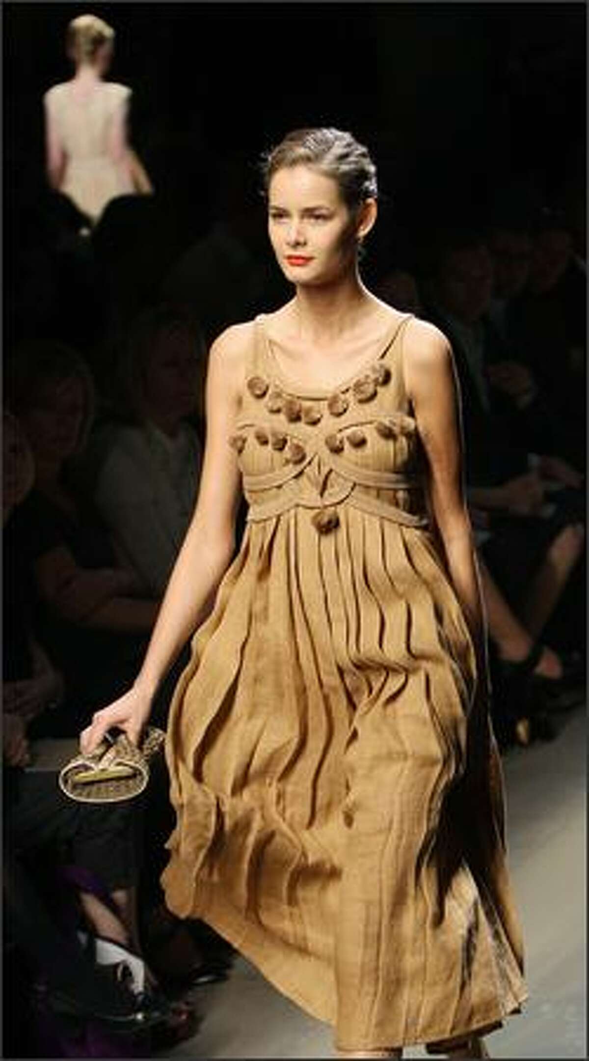 A model presents a creation by German designer Tomas Maier for Bottega Veneta during the spring/summer 2008 collections of the Milan ready-to-wear fashion shows.