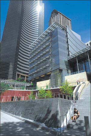 New City Hall plaza works on several levels but fails to make a big splash