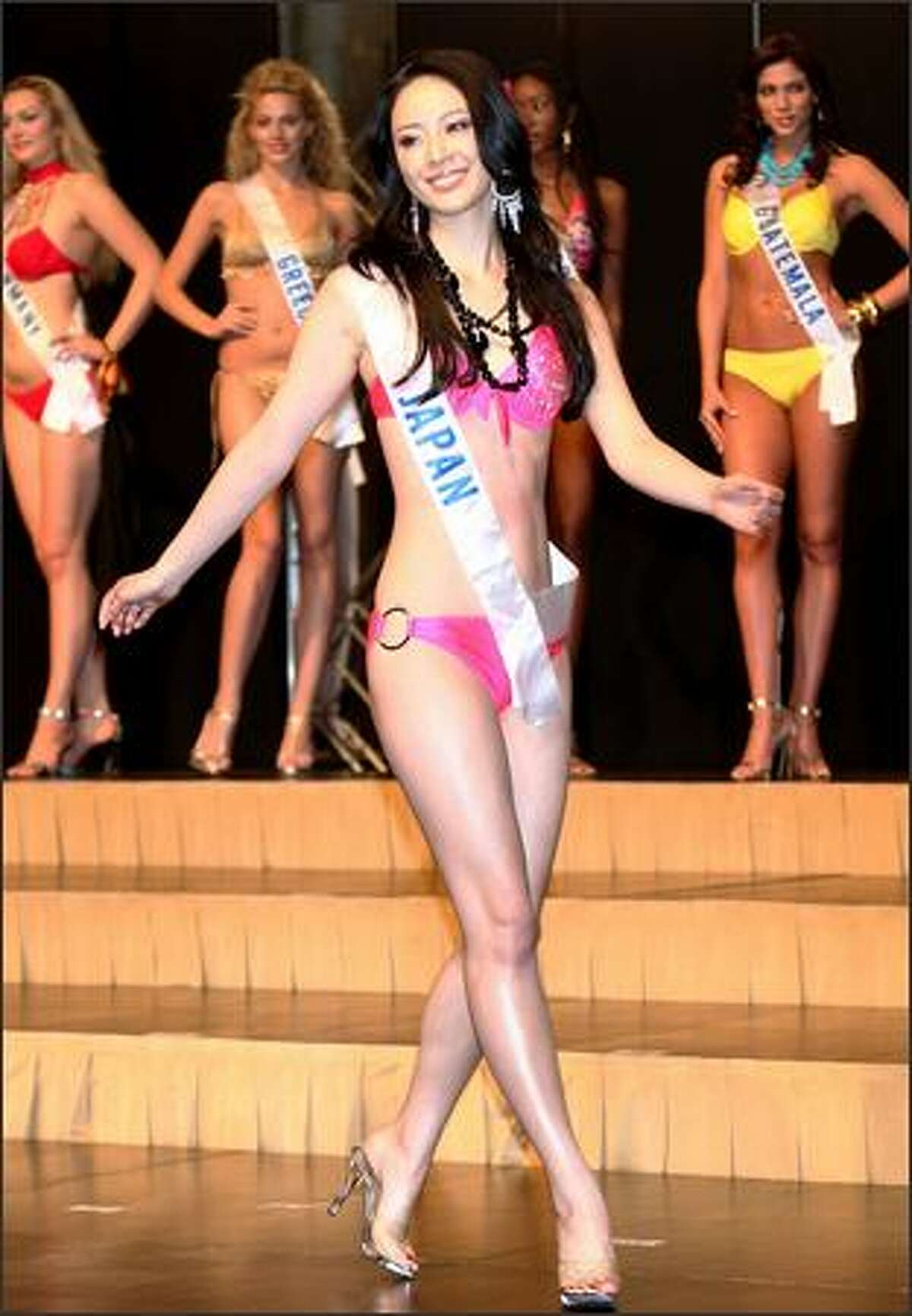 Pageant Winning Strategies — Fine Tuning Your Hand Position