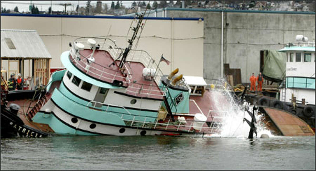 Tugboat sinks in Elliott Bay